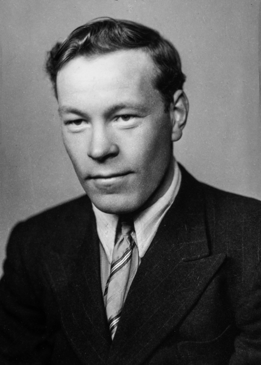 Portrett mann. Byggmester og snekker Reidar Nilsen (1919-1990) Bosted Ottestad, Stange. Født i Alta, og bodde på Elvebakken. Under 2. verdenskrig ble han evakuert til Skjerden Østre i Ottestad i 1944/45. Firmaet hans satte opp en rekke enebolger i Ottestad og Hamar området. Før han startet eget firma, var han arbeidsformann hos byggmester Severinsen på Hamar. Bl.a. når de byggde boligblokken Skappelsgate 1-3 i 1957.