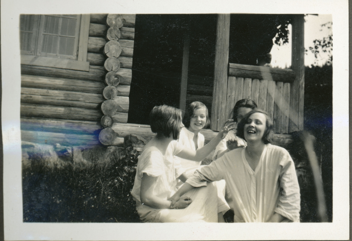 Fire jenter foran hytteinngangen. Ingelsrudsjøen. Trolig 1930-tall.
