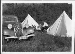 Kvinne og mann på telttur med bil, 1939.