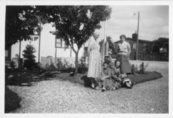 Fire kvinner foran blomsterrabatt, trolig etter andre verden