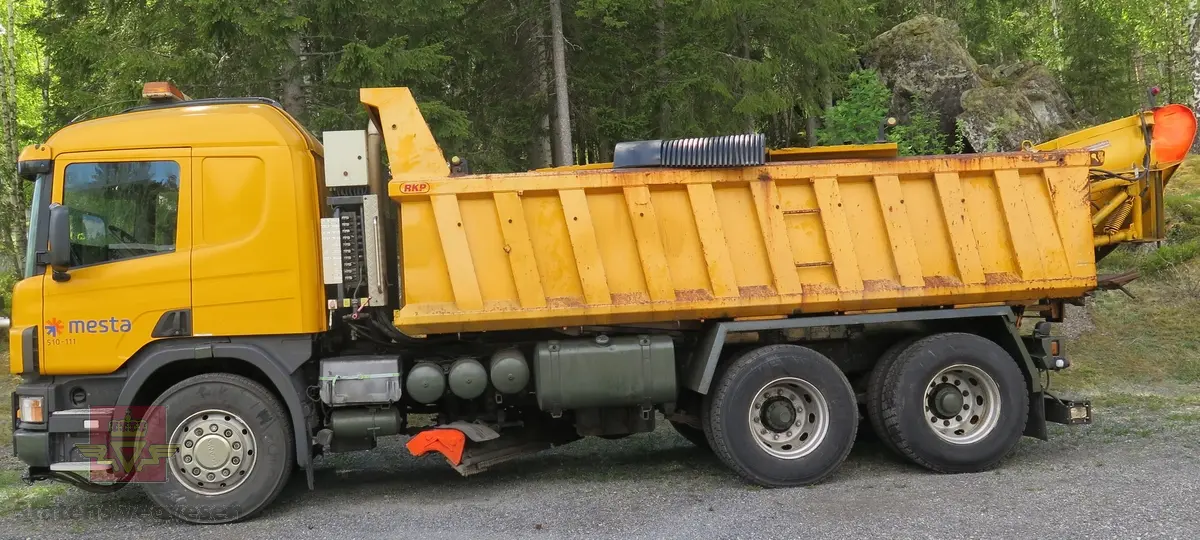 Tre-akslet lastebil, bygd med utstyr for salting og brøyting. Frontskjæret (snøplogen) er av typen EP4, 1991 mod med serienummer 19080 fra Øveraasen. Bredden på plogen er 368 cm. Sideplogen (vingeplogen) er av typen S-1 med serienummer 23379 fra Svedala Arbrå i Sverige.. Motoren er en dieseledrevet forbrenningsmotor med et slagvolum på 12000 cm3 og en ytelse på 294 KW (400 HK). Bilen er i hovedsak gul. Dekkdimensjon oppgitt i motorvognregisteret er 385/65R X 22,5. Antall seter er to. Merking fra bruker og produsenter.
Bygget etter spesifikasjoner med hydraulikkopplegg for spesialutstyr.