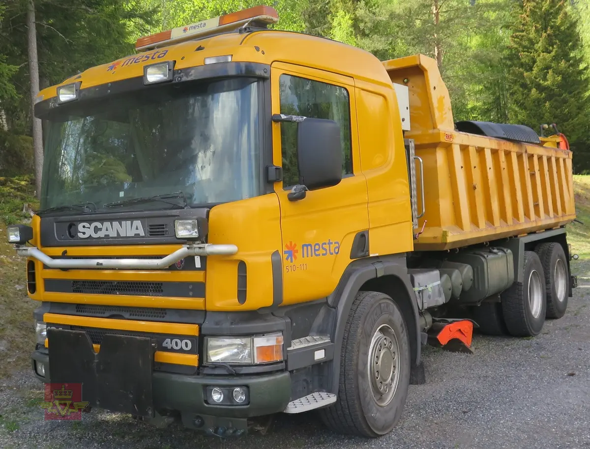 Tre-akslet lastebil, bygd med utstyr for salting og brøyting. Frontskjæret (snøplogen) er av typen EP4, 1991 mod med serienummer 19080 fra Øveraasen. Bredden på plogen er 368 cm. Sideplogen (vingeplogen) er av typen S-1 med serienummer 23379 fra Svedala Arbrå i Sverige.. Motoren er en dieseledrevet forbrenningsmotor med et slagvolum på 12000 cm3 og en ytelse på 294 KW (400 HK). Bilen er i hovedsak gul. Dekkdimensjon oppgitt i motorvognregisteret er 385/65R X 22,5. Antall seter er to. Merking fra bruker og produsenter.
Bygget etter spesifikasjoner med hydraulikkopplegg for spesialutstyr.