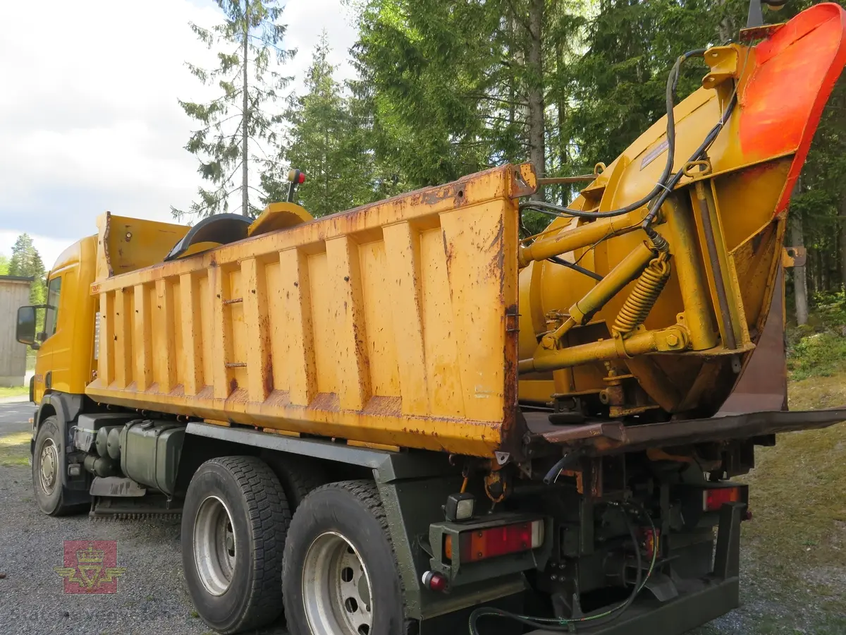 Tre-akslet lastebil, bygd med utstyr for salting og brøyting. Frontskjæret (snøplogen) er av typen EP4, 1991 mod med serienummer 19080 fra Øveraasen. Bredden på plogen er 368 cm. Sideplogen (vingeplogen) er av typen S-1 med serienummer 23379 fra Svedala Arbrå i Sverige.. Motoren er en dieseledrevet forbrenningsmotor med et slagvolum på 12000 cm3 og en ytelse på 294 KW (400 HK). Bilen er i hovedsak gul. Dekkdimensjon oppgitt i motorvognregisteret er 385/65R X 22,5. Antall seter er to. Merking fra bruker og produsenter.
Bygget etter spesifikasjoner med hydraulikkopplegg for spesialutstyr.