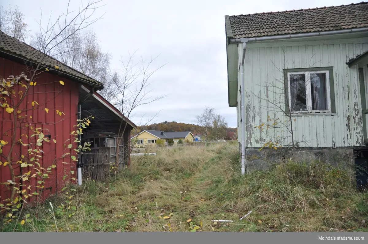 Ekonomibyggnad och bostadshus på fastigheten Ranntorp 2:20 i Ranntorp, Lindome, i Mölndals kommun. Fotografiet är taget den 22/10 2014. Byggnadsdokumentation inför rivning.