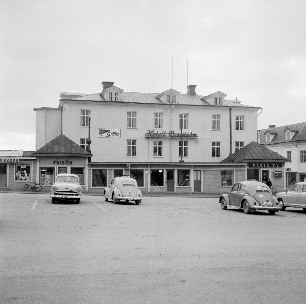 Bakom Hotell Carlström i Ödeshög finner vi Ruth Carlström, född i Väversunda 1893. Fram till makens död 1924 drev paret en kaférörelse som Ruth från 1927  utvecklade med hotell. Samma år hade hon även förvärvat fastigheten.