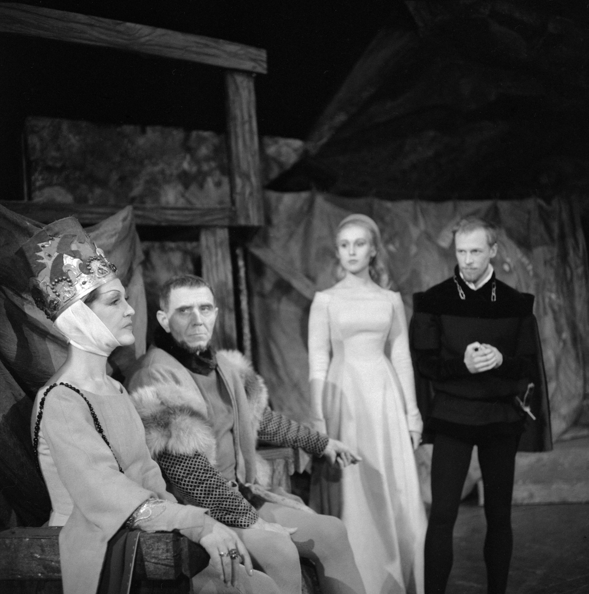 Ett ögonblick från repetition av Hamlet på Norrköpings stadsteater med premiär den 18 januari 1963. Bland medverkande ses närmast Kerstin Rabe i rollen som Gertrud och Erik Hell som Claudius.