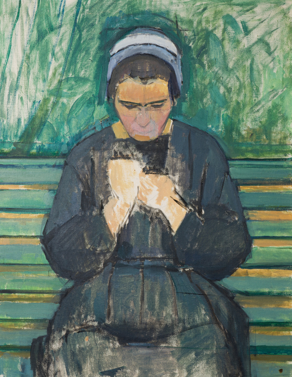 Sortkledt kvinne sittende på grønn benk. Bakgrunnen er også grønn