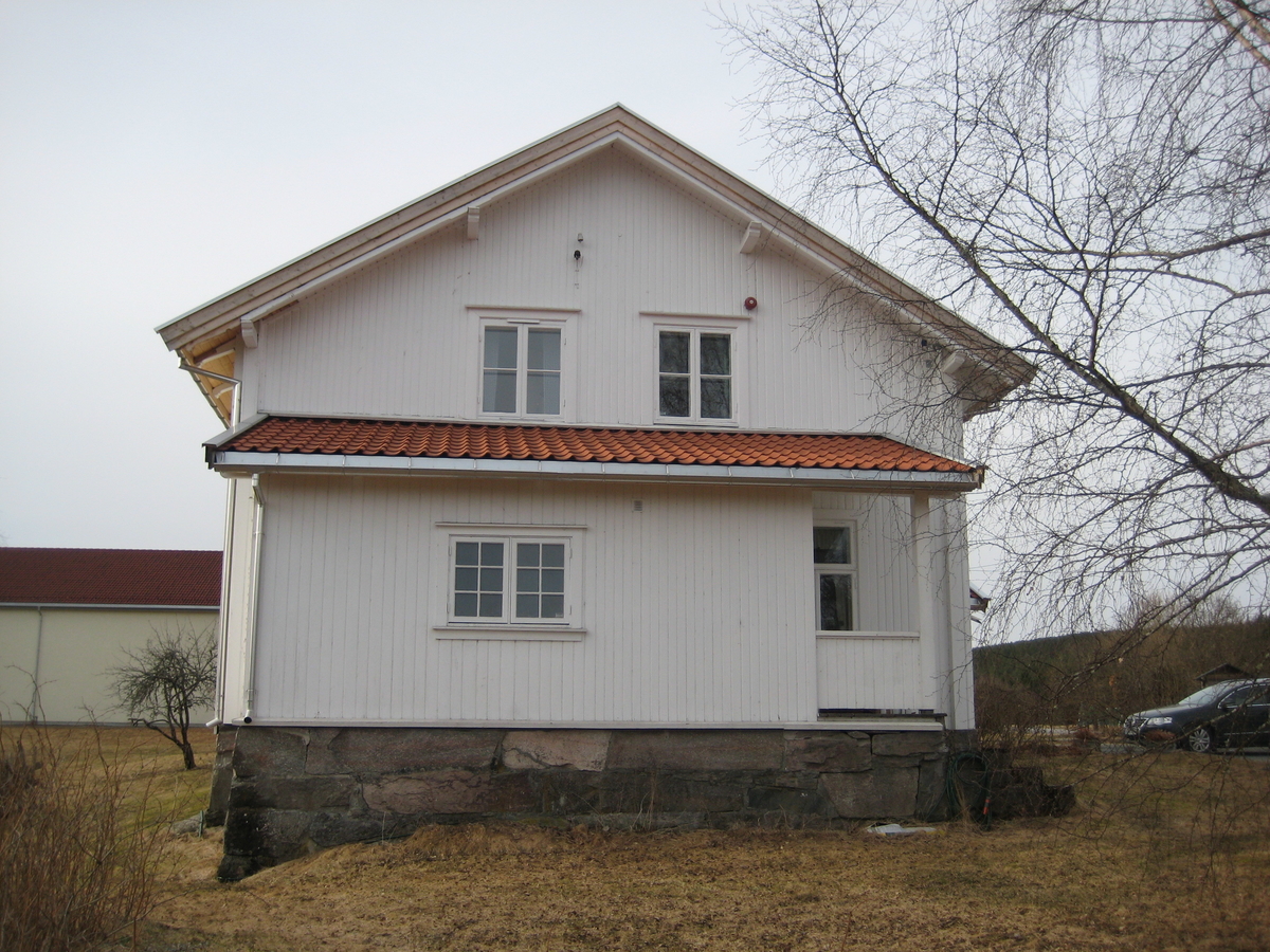 Laftet bygning med utvendig kledning, sveitserstilsveranda og kjøkkengang. I huset er det innredet et skolemuseum i første etasje. Resten er viet forfatteren Sigurd Hoels forfatterskap.