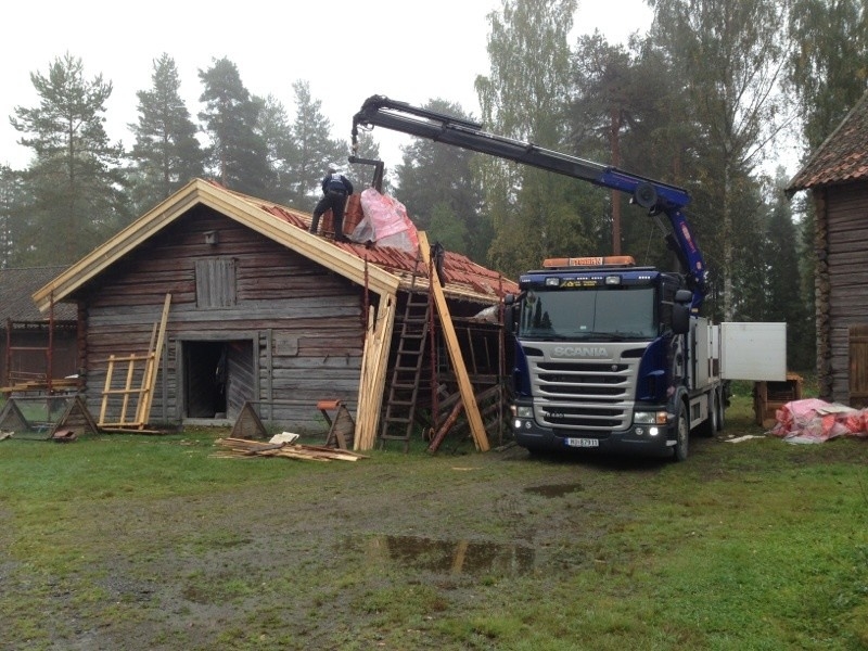 Lasfet fjøs i en stasje. Inngang gjennom doble dører fra begge gavlender. Fjøset er delt i to like store deler med en laftet vegg på tvers midt på.