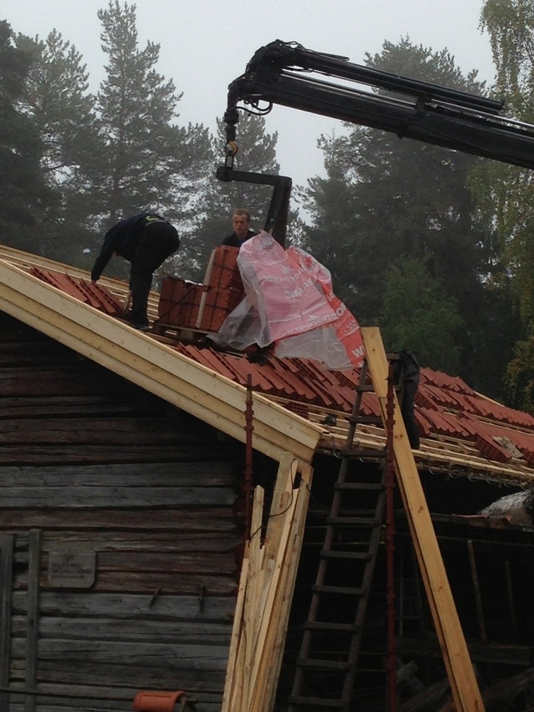 Lasfet fjøs i en stasje. Inngang gjennom doble dører fra begge gavlender. Fjøset er delt i to like store deler med en laftet vegg på tvers midt på.
