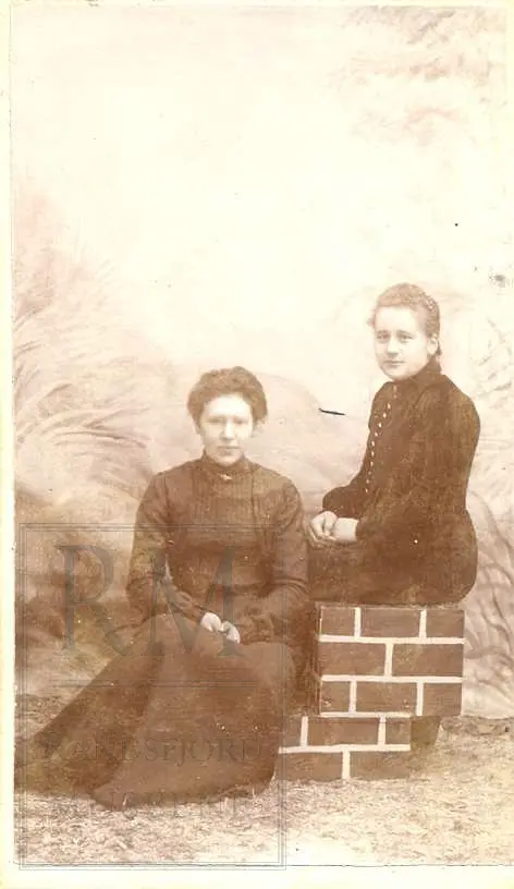 Fotoalbum fra gården Øvre Næs Vestre i Brandbu. Portretter av familien Næs m fl