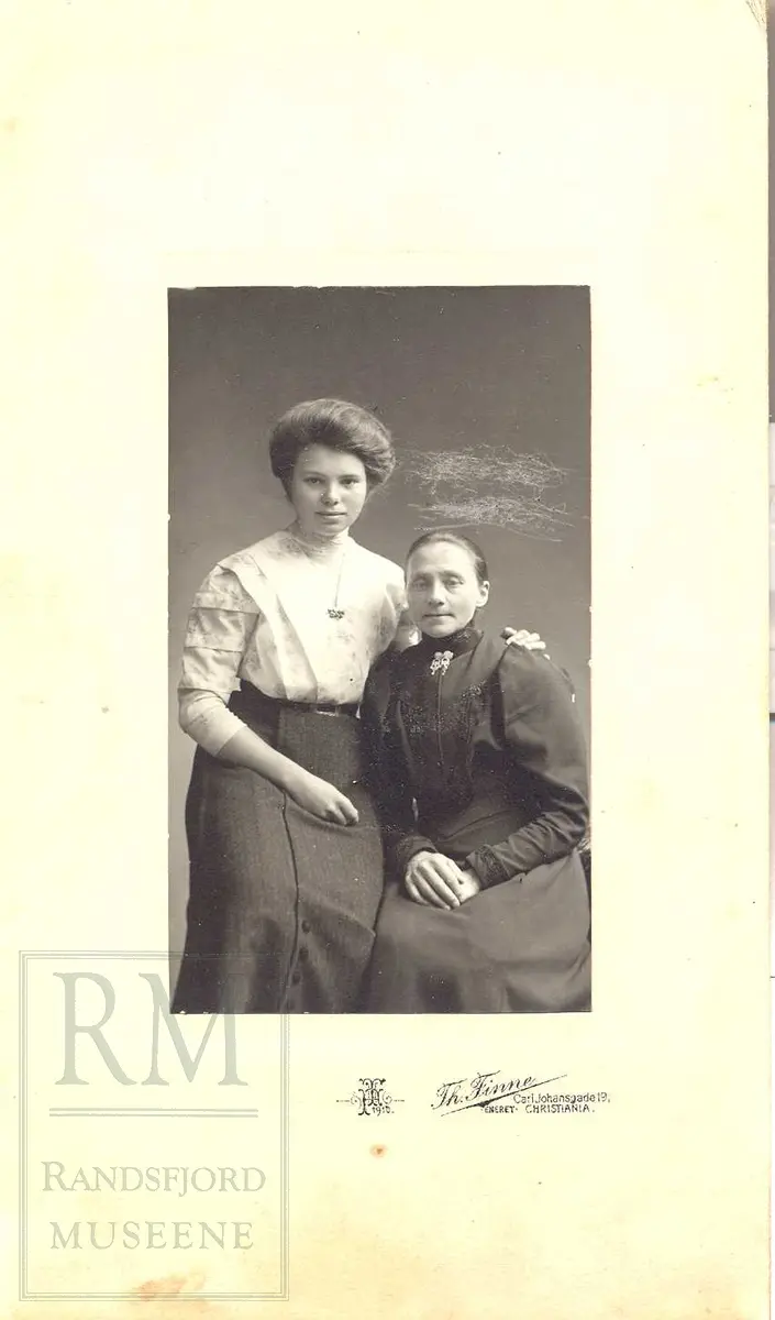 Fotoalbum fra gården Øvre Næs Vestre i Brandbu. Portretter av familien Næs m fl