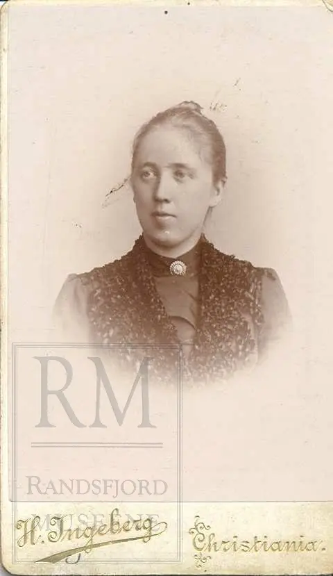 Fotoalbum fra gården Øvre Næs Vestre i Brandbu. Portretter av familien Næs m fl