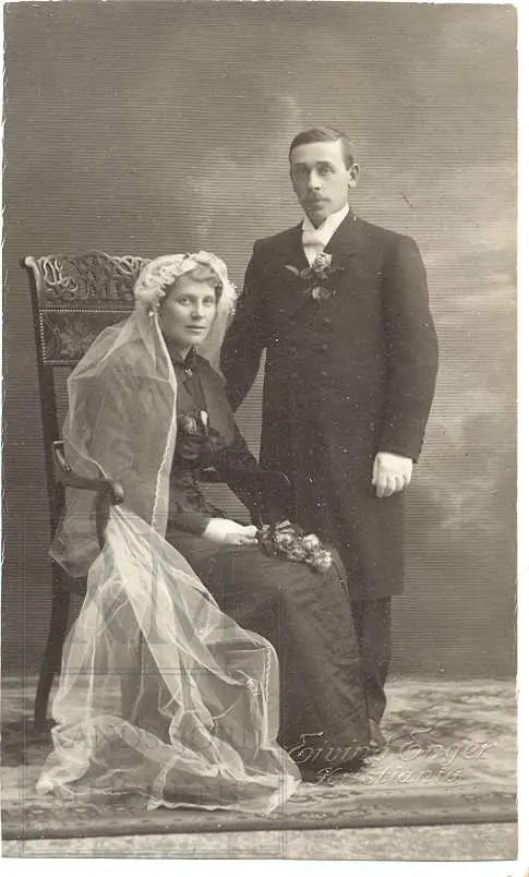 Fotoalbum fra gården Øvre Næs Vestre i Brandbu. Portretter av familien Næs m fl