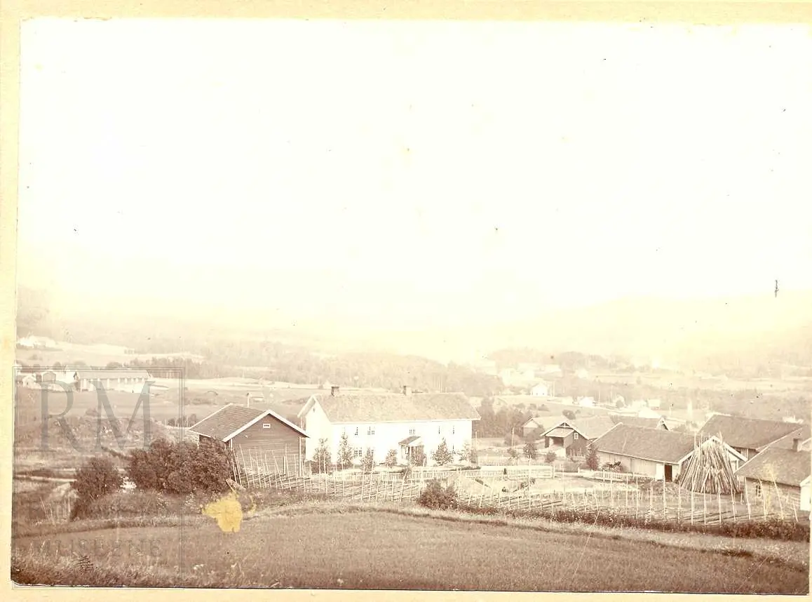 Fotoalbum fra gården Øvre Næs Vestre i Brandbu. Portretter av familien Næs m fl