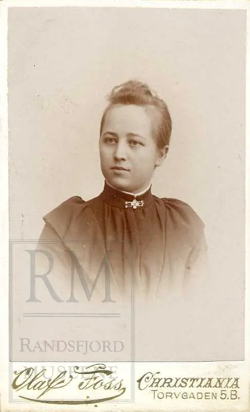 Fotoalbum fra gården Øvre Næs Vestre i Brandbu. Portretter av familien Næs m fl