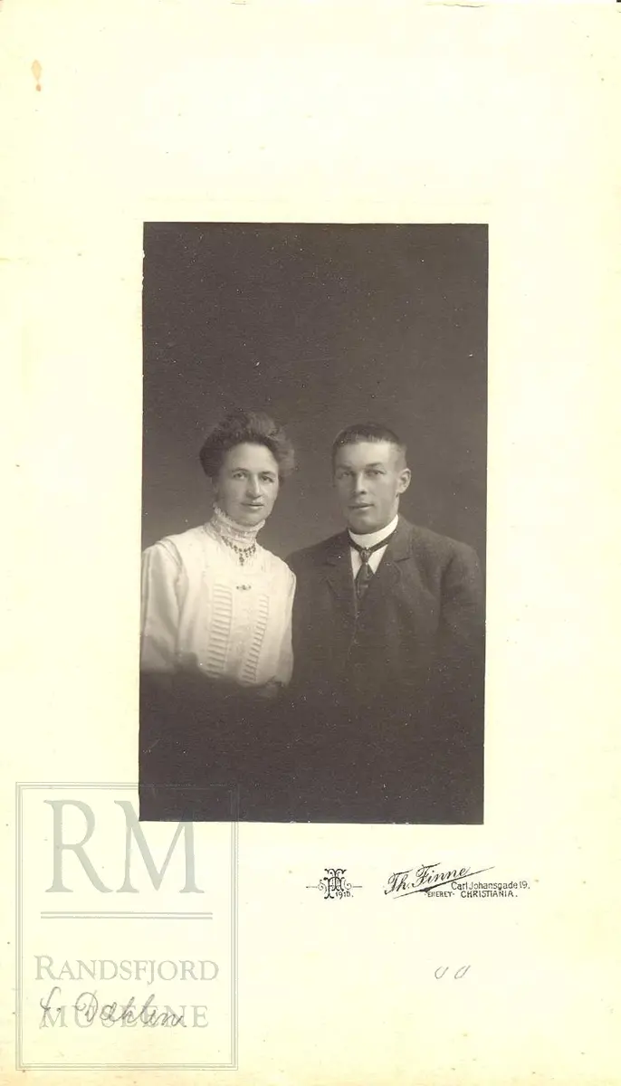 Fotoalbum fra gården Øvre Næs Vestre i Brandbu. Portretter av familien Næs m fl