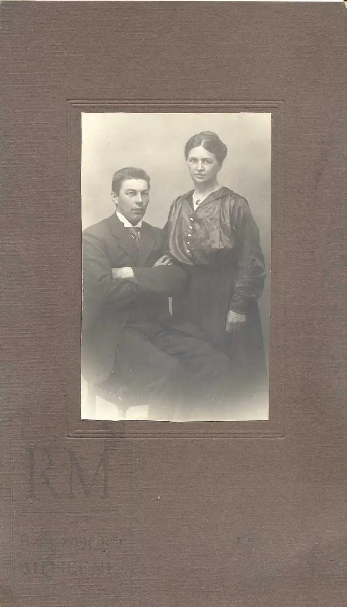 Fotoalbum fra gården Øvre Næs Vestre i Brandbu. Portretter av familien Næs m fl