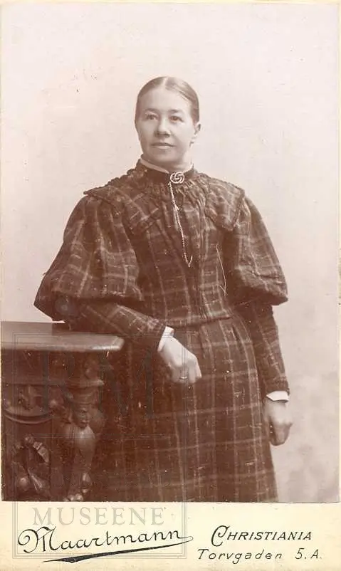 Fotoalbum fra gården Øvre Næs Vestre i Brandbu. Portretter av familien Næs m fl