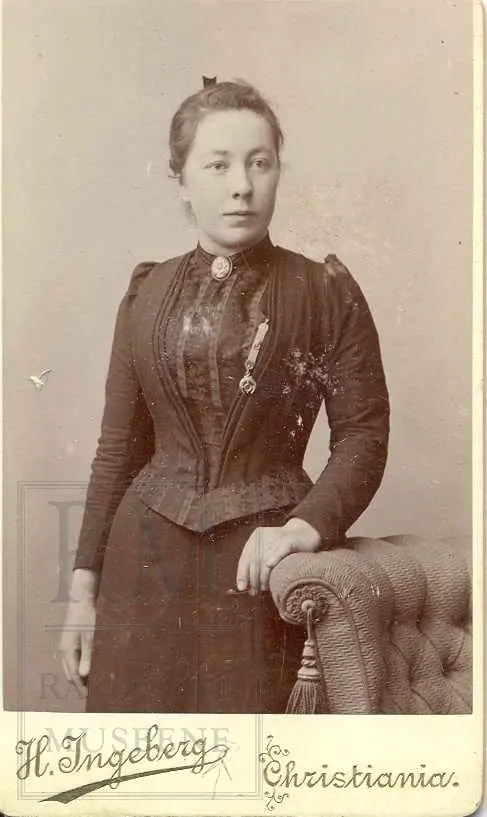 Fotoalbum fra gården Øvre Næs Vestre i Brandbu. Portretter av familien Næs m fl