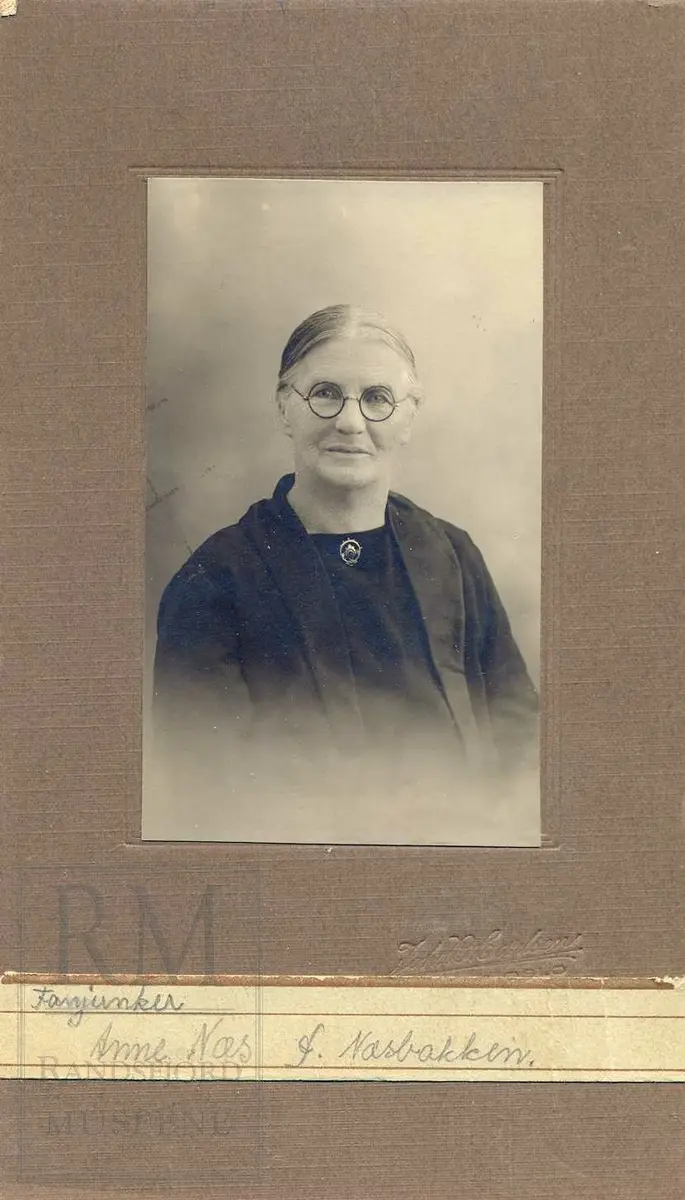 Fotoalbum fra gården Øvre Næs Vestre i Brandbu. Portretter av familien Næs m fl