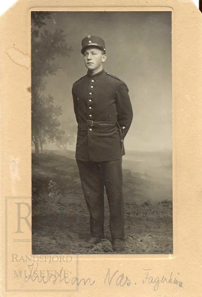 Fotoalbum fra gården Øvre Næs Vestre i Brandbu. Portretter av familien Næs m fl