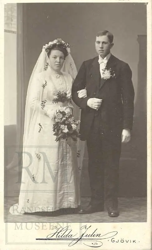 Fotoalbum fra gården Øvre Næs Vestre i Brandbu. Portretter av familien Næs m fl