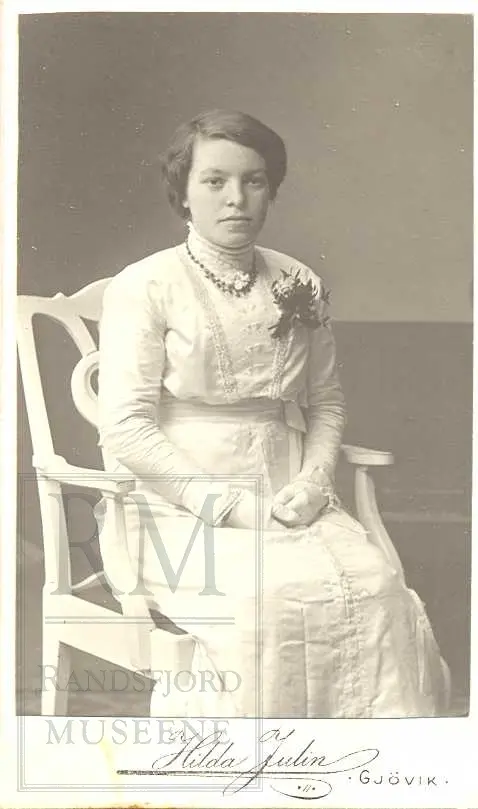 Fotoalbum fra gården Øvre Næs Vestre i Brandbu. Portretter av familien Næs m fl