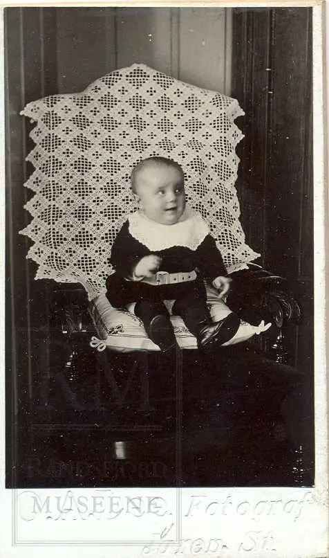 Fotoalbum fra gården Øvre Næs Vestre i Brandbu. Portretter av familien Næs m fl