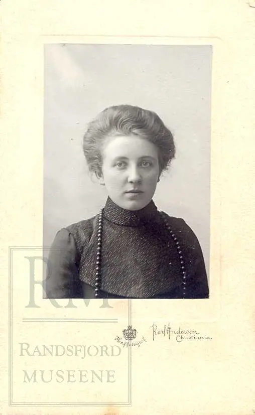 Fotoalbum fra gården Øvre Næs Vestre i Brandbu. Portretter av familien Næs m fl