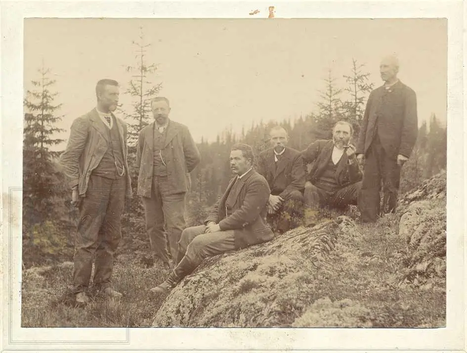 Fotoalbum fra gården Øvre Næs Vestre i Brandbu. Portretter av familien Næs m fl
