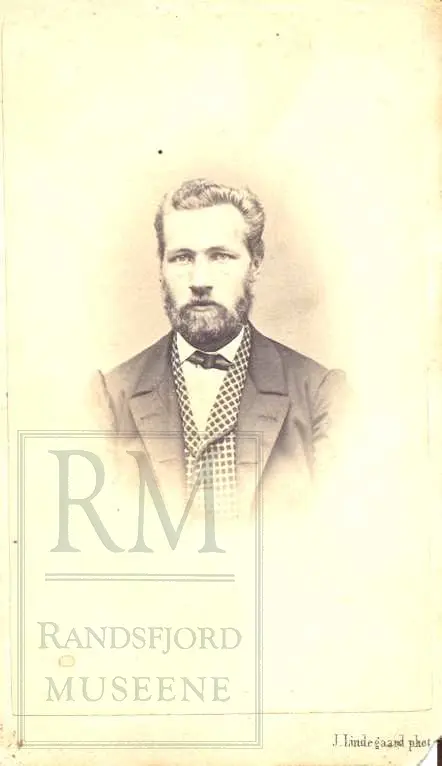 Fotoalbum fra gården Øvre Næs Vestre i Brandbu. Portretter av familien Næs m fl