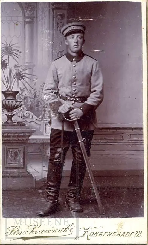 Fotoalbum fra gården Øvre Næs Vestre i Brandbu. Portretter av familien Næs m fl