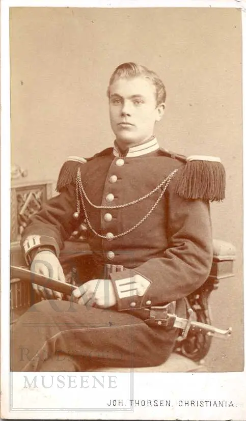 Fotoalbum fra gården Øvre Næs Vestre i Brandbu. Portretter av familien Næs m fl