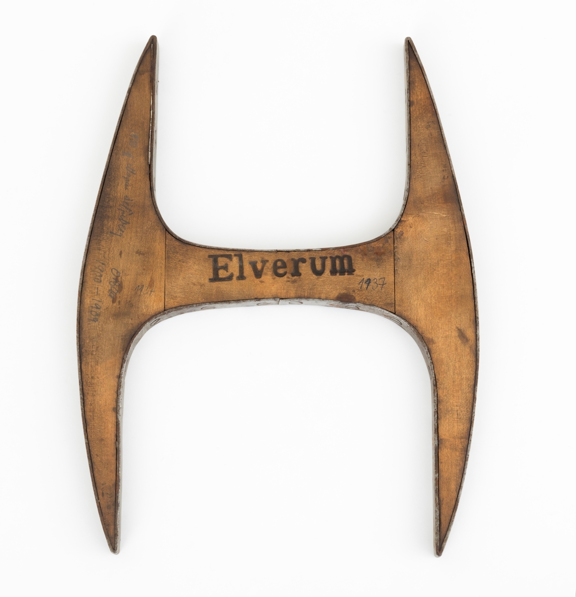 Dette er den minste klaven i et sett på fire. Den er 20,4 centimeter bred og klavearmene er 26,8 centimeter lange. Treelementene klaven er sammensatt av er om lag 1,3 centimeter tjukke. Midtaksen er tappet noenlunde vinkelrett på klavearmenes midtpunkt. Armenes ytterkanter er konvekse, mens «gapet» på klaven er buet, U-formet. Avstanden mellom klavenes ytterender er 13,0 og 15,2 centimeter, med datidas mål 5 og 6 tommer. Den ene sida av klaven er merket «Bull Aakrann», den andre «Elverum», ved hjelp av et smijernstempel. Den ene sida av klaven har også en blyantpåskrift: «1890  gj. Magnus Siljuberg  O.B.AA. 1900-1909».