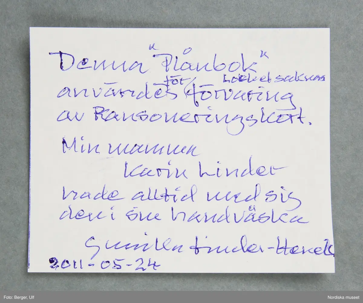 a) Plånbok av papp med spiralrygg av metall, för förvaring av ransoneringskort. I plånboken ligger b:1-51) 51 kort eller delar av ransoneringkort, c:1-7) 7 mindre fragment/rutor av ransoneringskort samt d:1-2) personkort och e) bilaga till personkort.
Givaren har bifogat f:1-9) kortare beskrivning av de respektive korten. Beskrivningarna förvaras i plånboken.
/Cecilia Hammarsten-Larsson 2019