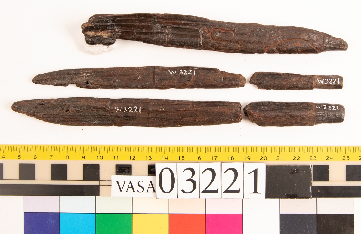 Knivslida. 
Rikligt utsirad med flera bomärken och initialer inristade. Knivslidan är splittrad i fem delar, tre större och två mindre. Delarnas baksidor är urgröpta. Vissa av delarna har fasade skåror för omsnörning.
Ett bomärke förekommer på två ställen, i form av ett hjärta över vilket det sitter ett kors. I ett av hjärtana är ytterligare ett kors inristat. De övriga bomärkena/initialerna utgörs av följande bokstäver: LIS eller LLS, DEN, HMS, U, B samt eventuellt MSS och FN.