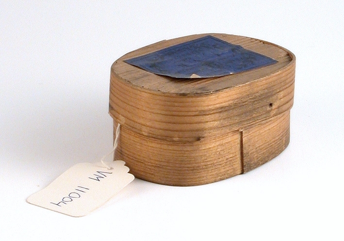 12 Nacht diechter für das viertel Jahr (i små ovala träaskar med blå etikett.)