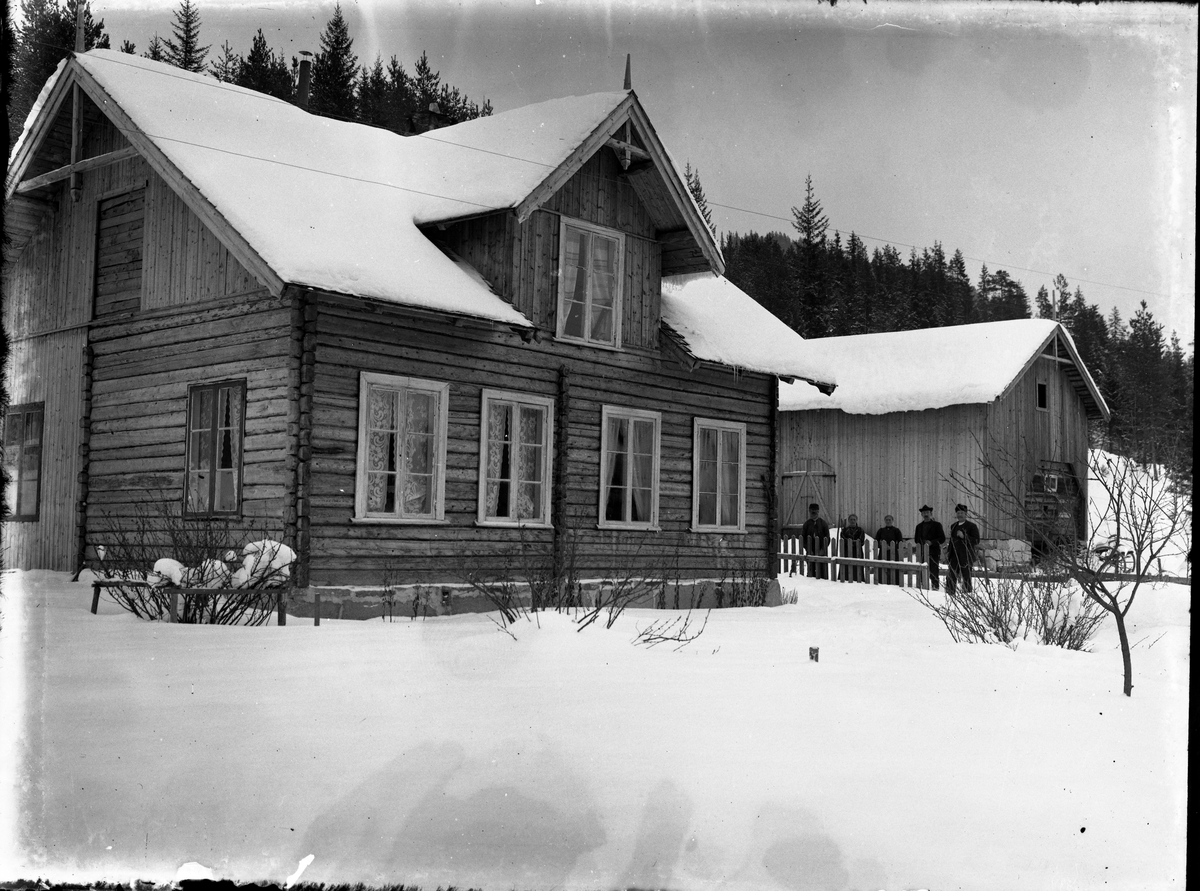 Fotosamling etter Bendik Ketilson Taraldlien (1863-1951) Fyresdal. Gårdbruker, fotograf og skogbruksmann. Fotosamlingen etter fotograf Taraldlien dokumenterer områdene Fyresdal og omegn. 
Vinterbilde fra gården Furulund i Fyresdal.