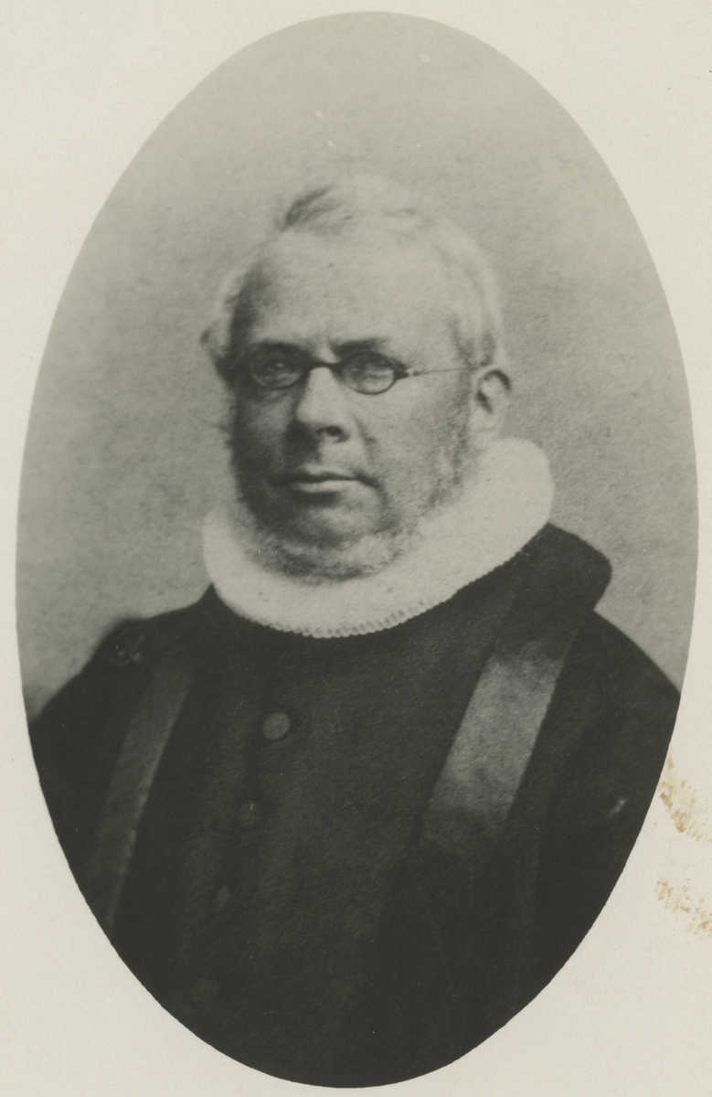 Seks portrettfotos av overlærere ved Moss borgerlige realskole.

Bilde 1:
Christian August Lyche,  besatt 1832-4.

Bilde 2:
Theodor August Dop, besatt 1841-7.

Bilde 3:
Søren Christian Monrad, besatt 1847-8.

Bilde 4:
Jørgen Johan Tandberg, besatt 1848-9.

Bilde 5:
Henrich Christian Andreas Richter, besatt 1859-68.

Bilde 6:
Nicolai M. Harboe, besatt 1849-59.