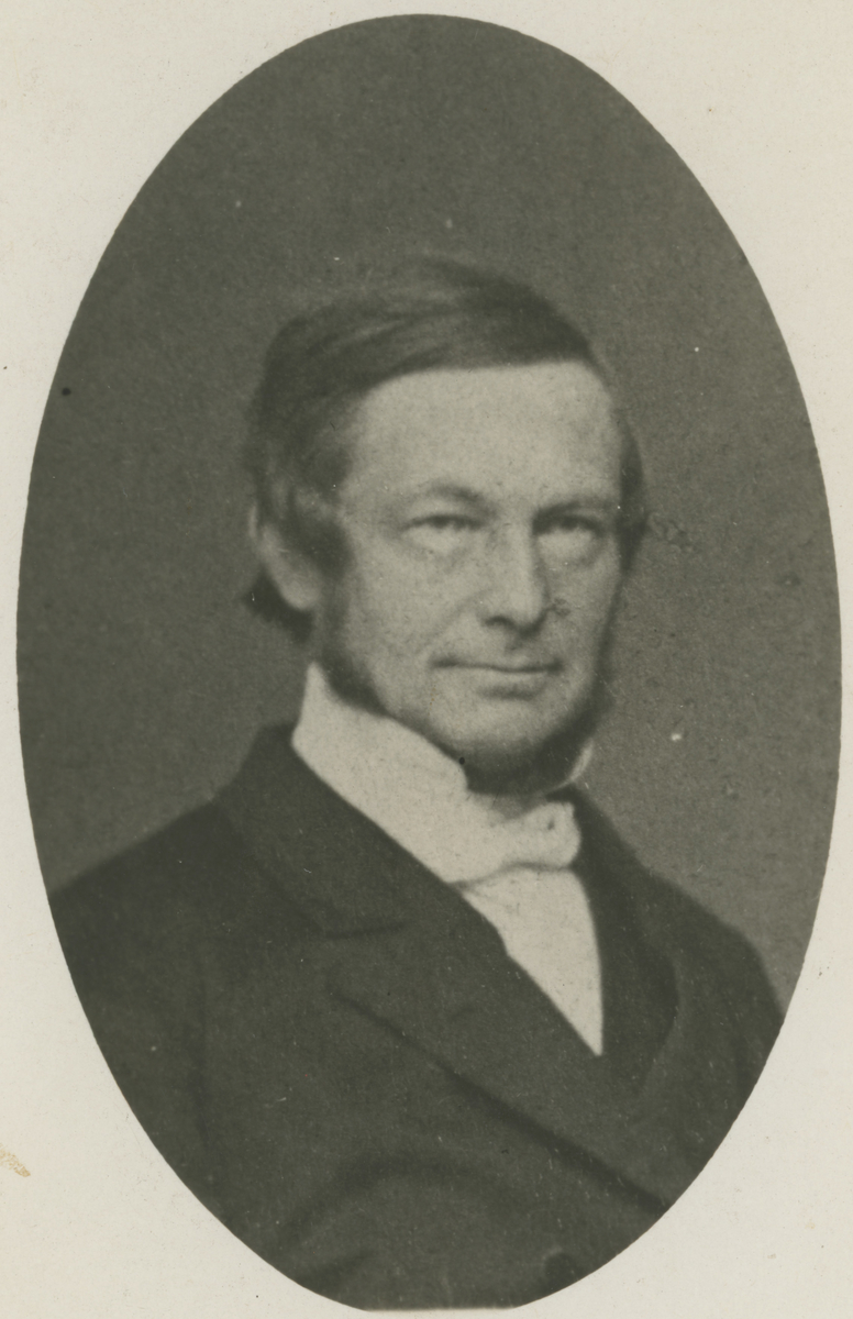 Seks portrettfotos av overlærere ved Moss borgerlige realskole.

Bilde 1:
Christian August Lyche,  besatt 1832-4.

Bilde 2:
Theodor August Dop, besatt 1841-7.

Bilde 3:
Søren Christian Monrad, besatt 1847-8.

Bilde 4:
Jørgen Johan Tandberg, besatt 1848-9.

Bilde 5:
Henrich Christian Andreas Richter, besatt 1859-68.

Bilde 6:
Nicolai M. Harboe, besatt 1849-59.