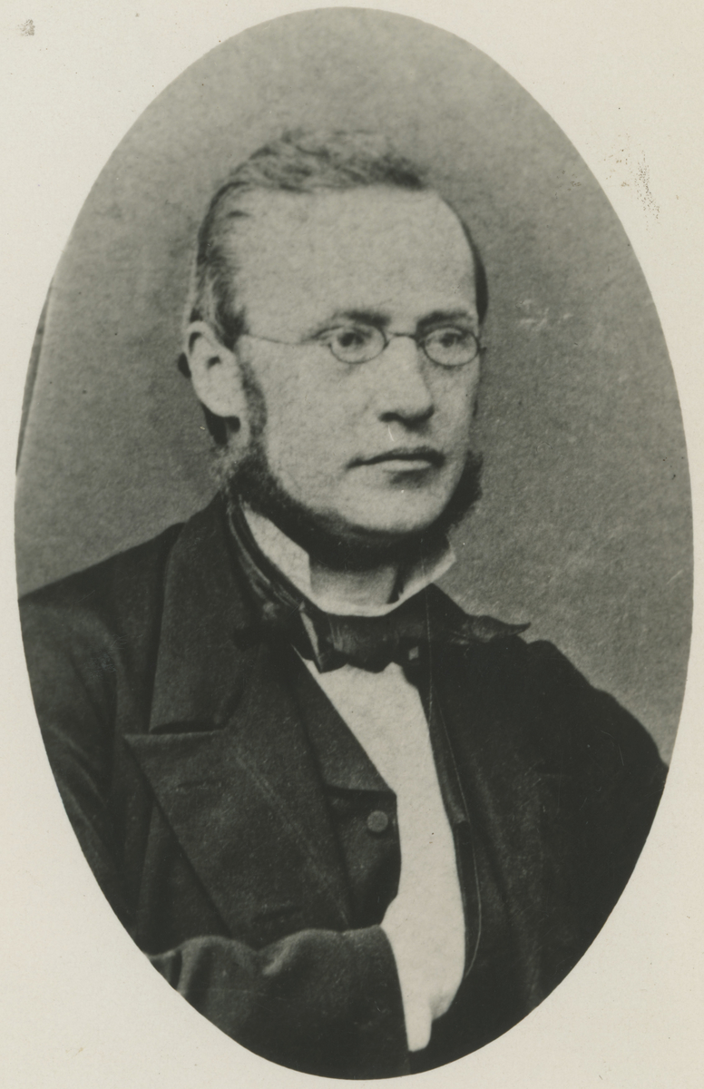 Seks portrettfotos av overlærere ved Moss borgerlige realskole.

Bilde 1:
Christian August Lyche,  besatt 1832-4.

Bilde 2:
Theodor August Dop, besatt 1841-7.

Bilde 3:
Søren Christian Monrad, besatt 1847-8.

Bilde 4:
Jørgen Johan Tandberg, besatt 1848-9.

Bilde 5:
Henrich Christian Andreas Richter, besatt 1859-68.

Bilde 6:
Nicolai M. Harboe, besatt 1849-59.