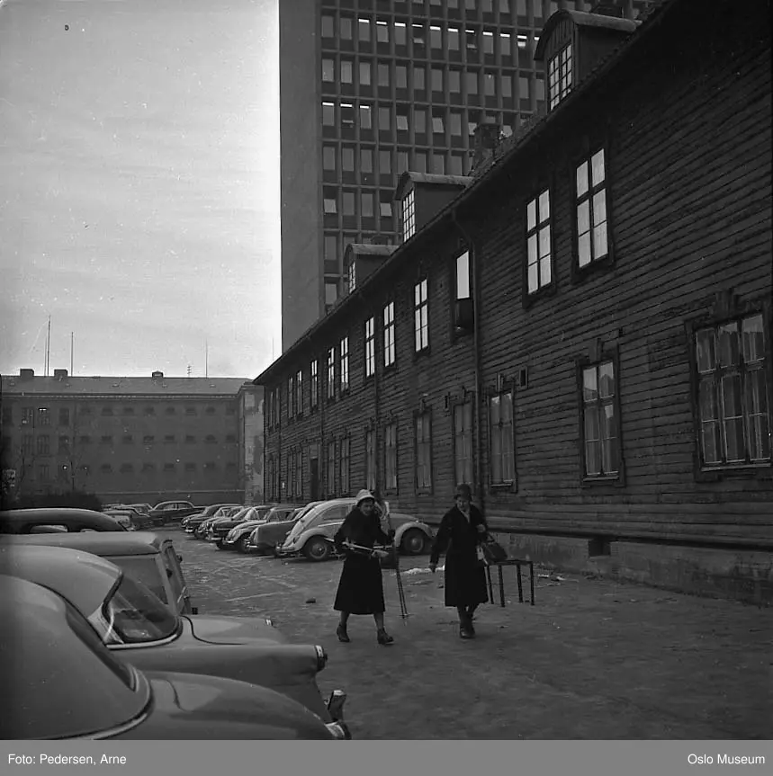 parkeringaplass, biler, kvinner, ski, Militærhospitalet, regjeringskvartalet, høyblokken, Møllergata 19 fengselsfløy