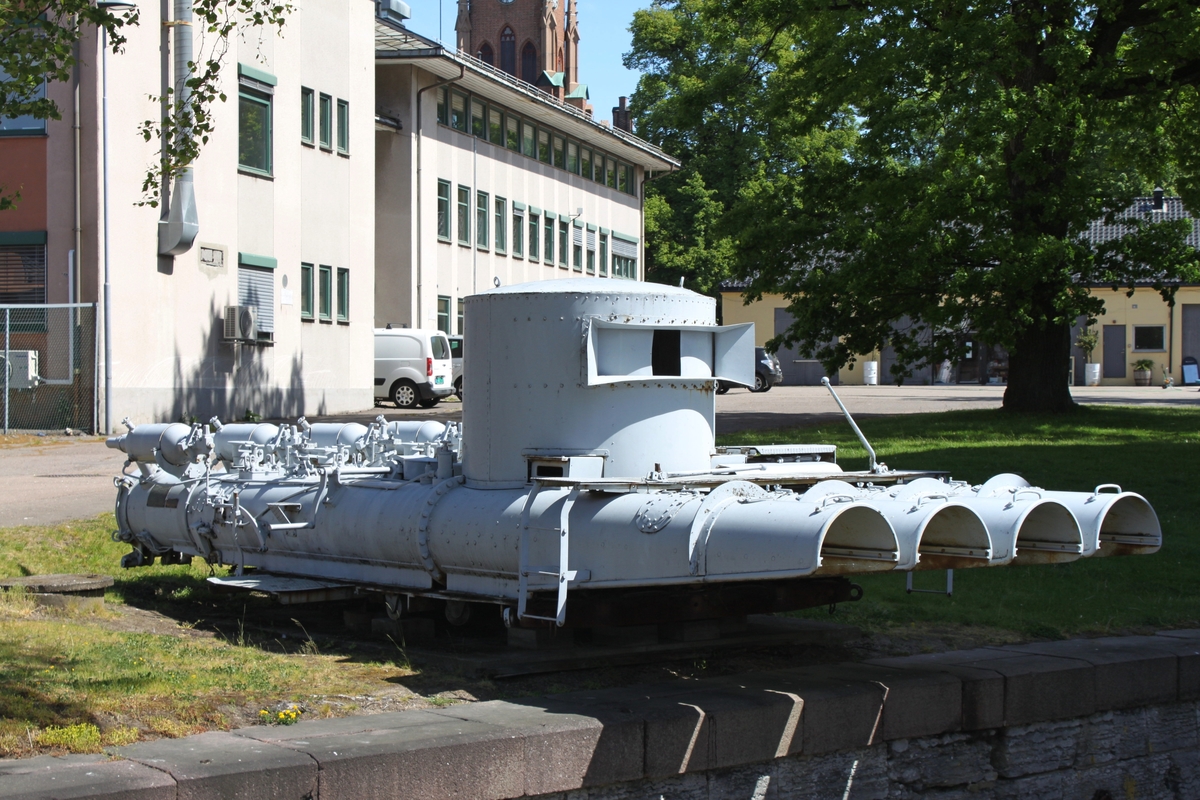 21 QR Torpedorør MK VIII**

Torpedokanon av samme type som var om bord i jageren"Stord".  
Produsert av Sheerness Yard.
Admirality No 168.

Rørene er sett bakfra nummerert E R I F. Hytta er montert over rør nr. R I F. Forran hytta over alle 4 rør går en gangvei med rekke. Leider på begge sider.