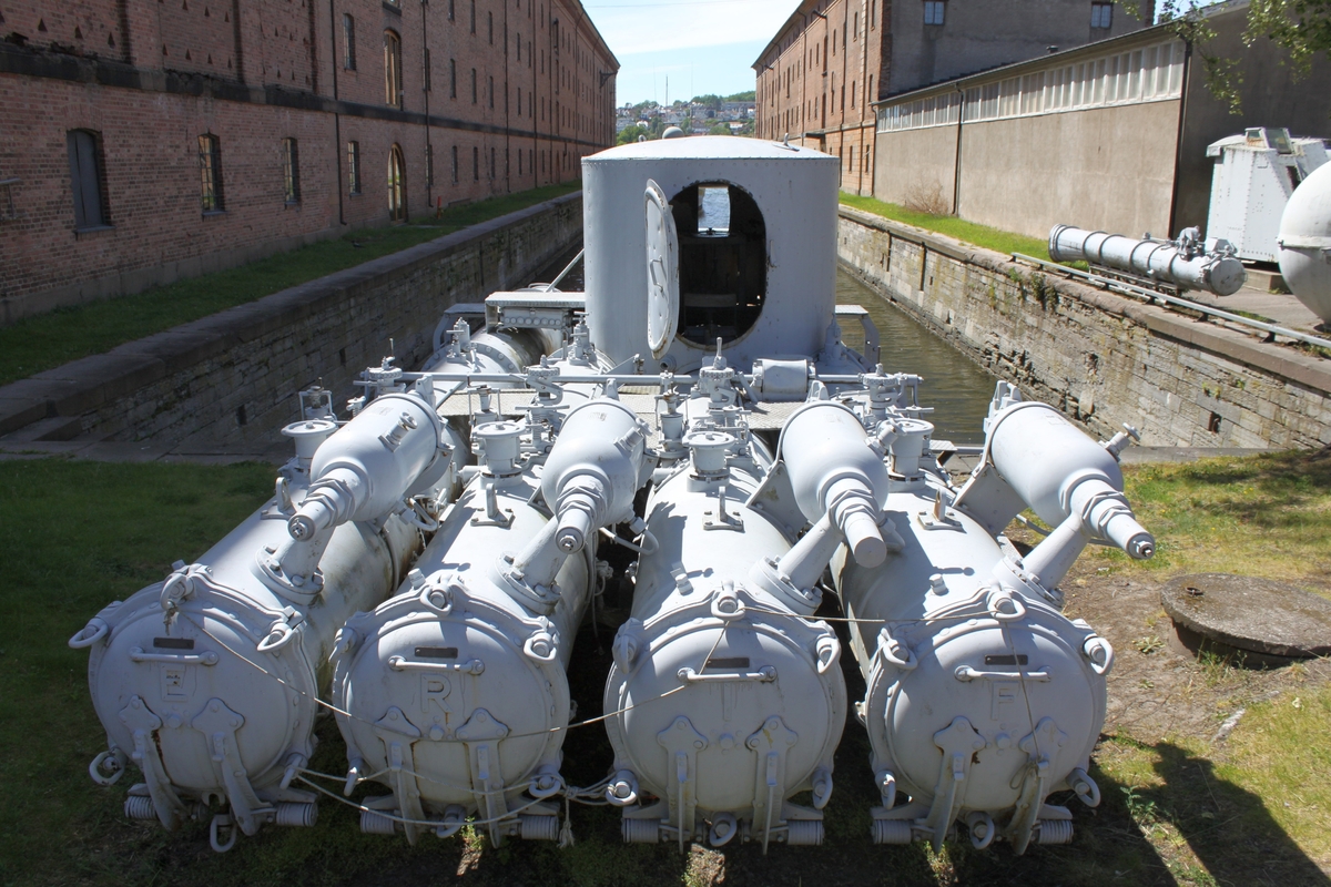 21 QR Torpedorør MK VIII**

Torpedokanon av samme type som var om bord i jageren"Stord".  
Produsert av Sheerness Yard.
Admirality No 168.

Rørene er sett bakfra nummerert E R I F. Hytta er montert over rør nr. R I F. Forran hytta over alle 4 rør går en gangvei med rekke. Leider på begge sider.