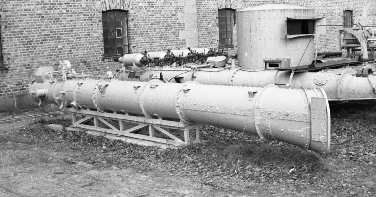 21 QR Torpedorør MK VIII**

Torpedokanon av samme type som var om bord i jageren"Stord".  
Produsert av Sheerness Yard.
Admirality No 168.

Rørene er sett bakfra nummerert E R I F. Hytta er montert over rør nr. R I F. Forran hytta over alle 4 rør går en gangvei med rekke. Leider på begge sider.