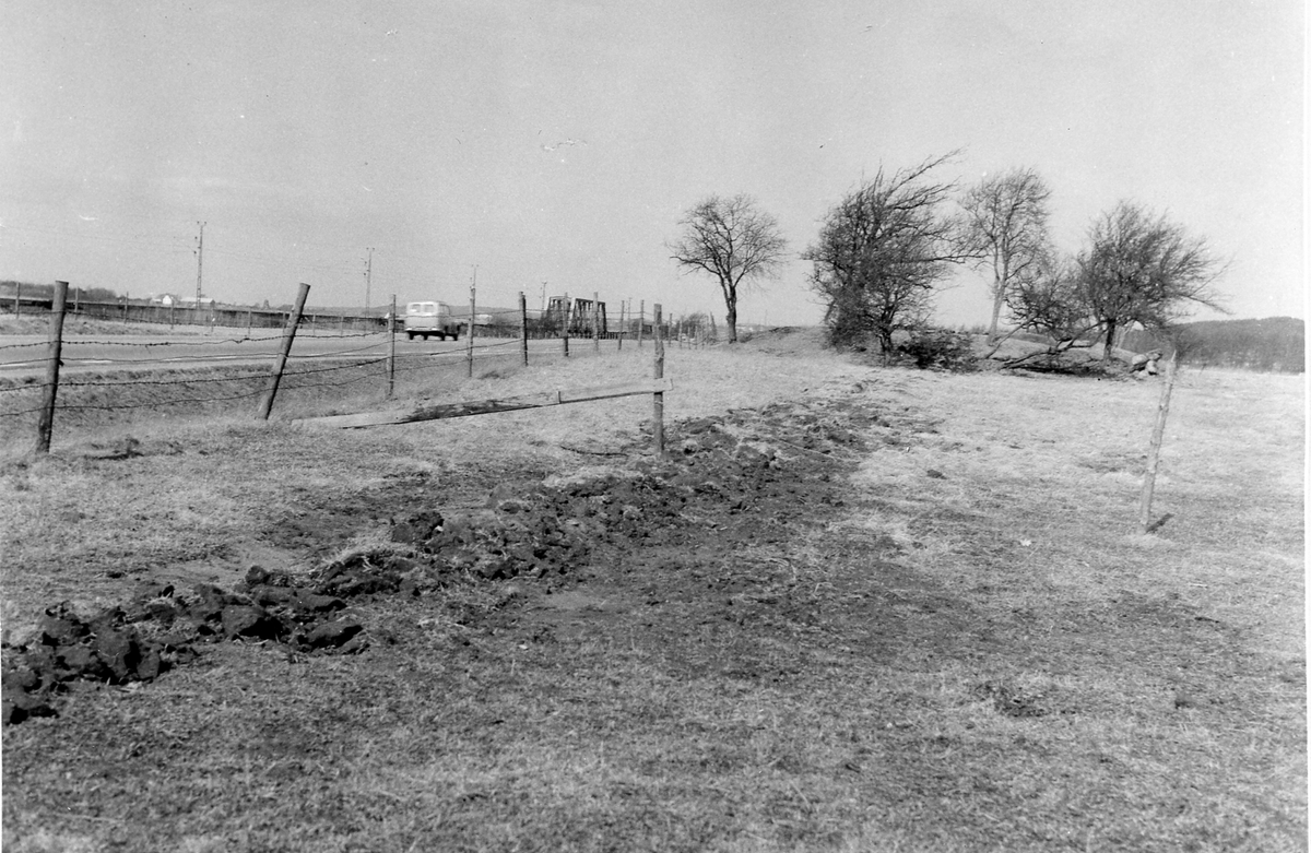 Åsklosters kungsgård.
Ruinkulle nordost om E 6.
Foto 1 Foto från nordost.
Foto 2 Foto från sydost.
Foto 3 Foto från öster. I bakgrunden järnvägsbron över Viskan.
Foto 4 Foto från norr.