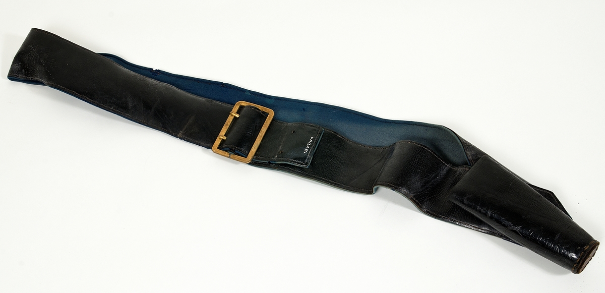 Av flaggblått ylle. Broderat med silke i schattérsöm i ett flertal färger. Moder Svea stående på jordklotet och text: Sveriges Rikssjukkassa Lokalavdelning 32 i Uppsala Stiftad 18 1/12 92. Kantat med blågula snoddar och tofsar. Fodrat med gult ylle. Trästång med svarvade knoppar. Bärstång av trä. Bärbälte av svart läder. Svart sorgflor längd ca 140 cm.