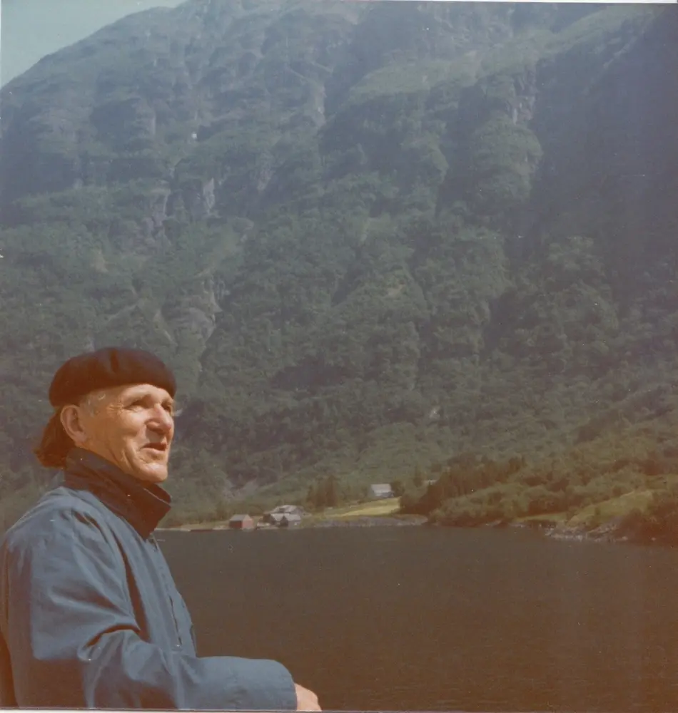 Olav H. Hauge ved Nærøyfjorden