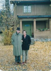 Olav H. Hauge og Bodil Cappelen på Midtbø